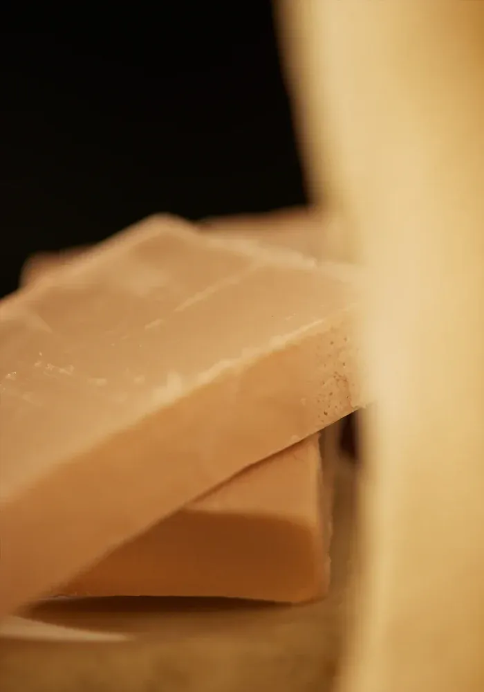 Savon Solide Poivre Rose, Élémi, Cannelle, Cuir 75g – Image 2