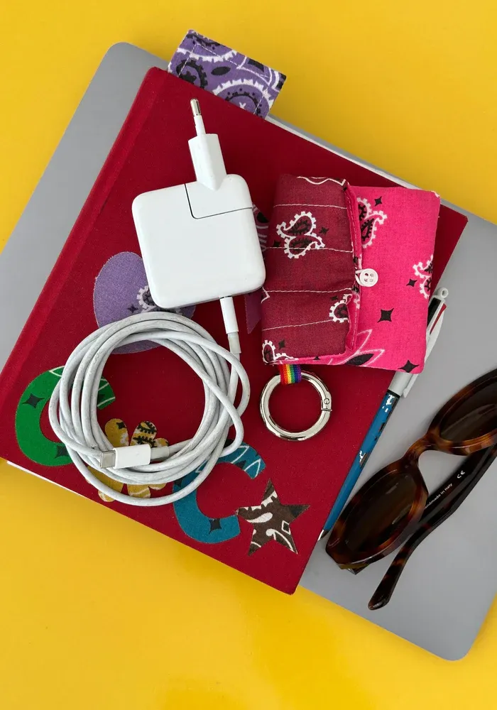 Étui À Airpods Bordeaux Fuschia – Image 2